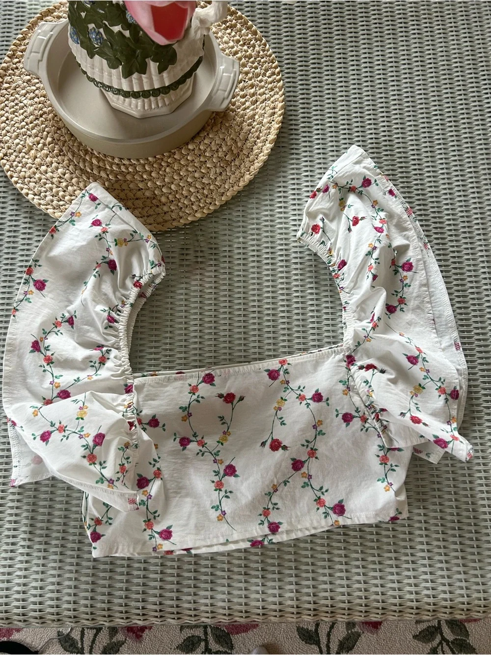Zara White Floral Puff-Sleeve Crop Top with Pink Rose Print Large